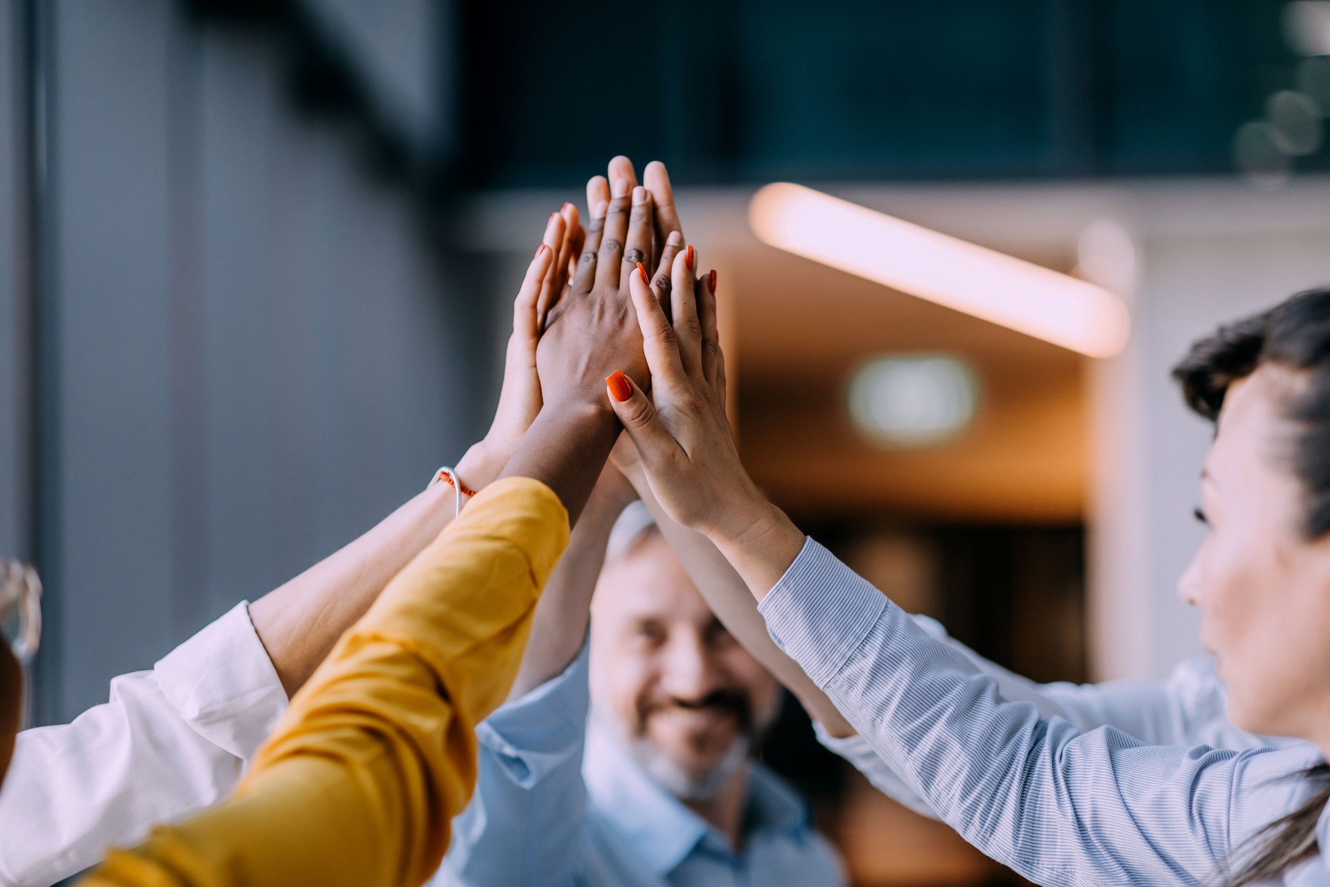 Coopération et travail d’équipe dans l’équipe d’affaires avec de nombreuses mains empilées sur une pile