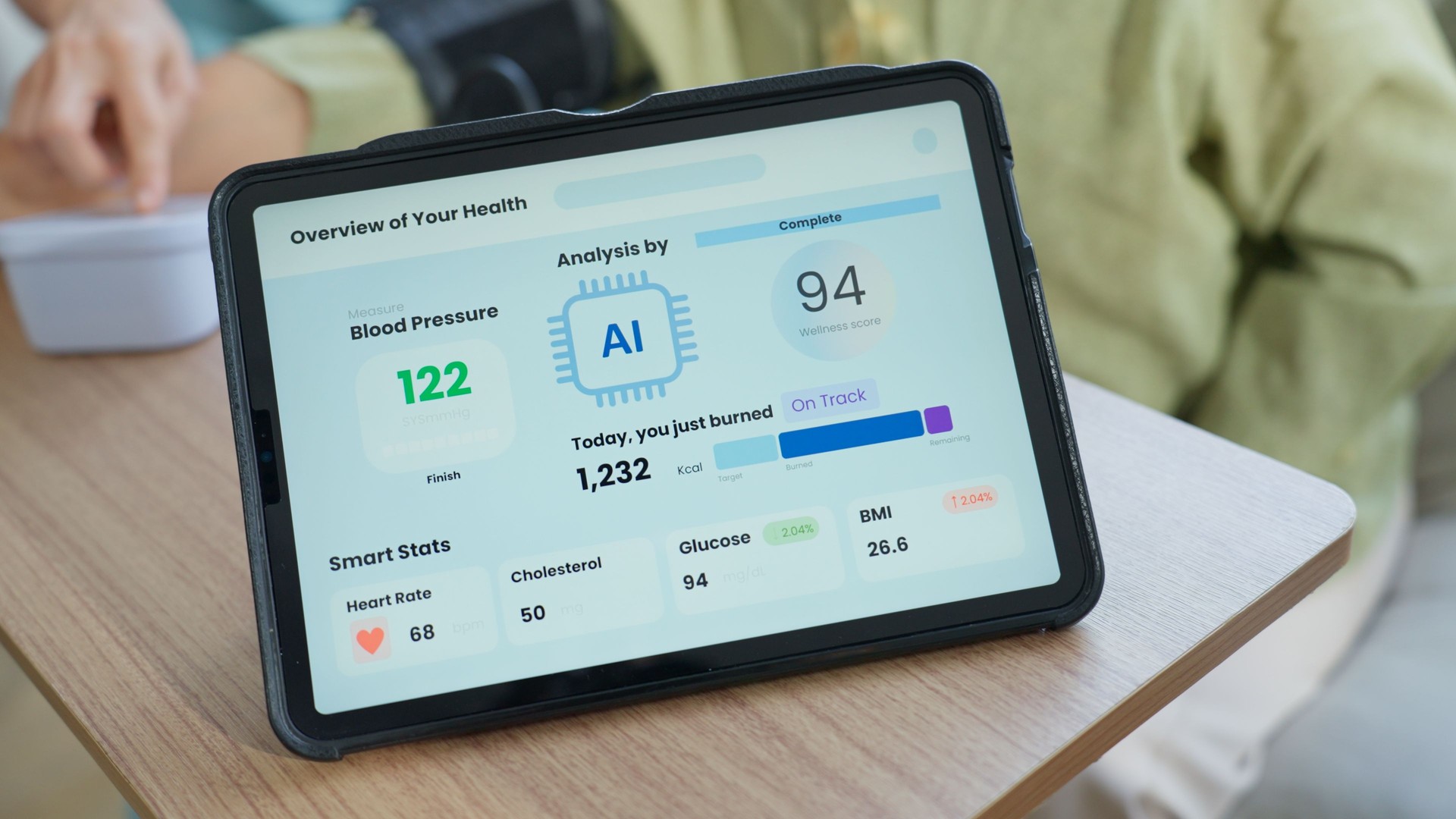 Tableau de bord de surveillance de la santé piloté par l’IA sur l’écran de la tablette, utilisé pour la vérification de l’état d’un patient