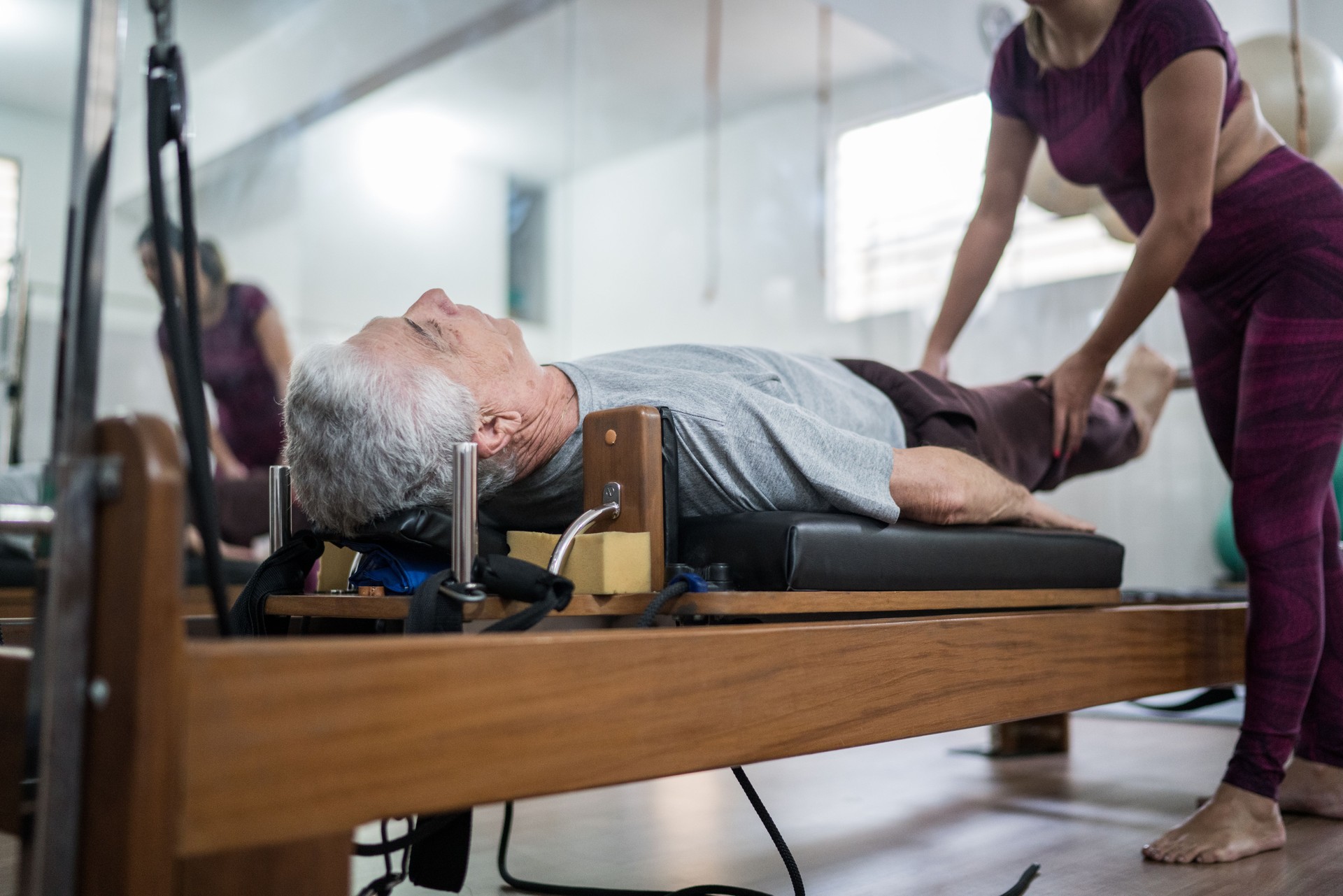 Instructeur aidant l’étudiant dans l’exercice de physiothérapie