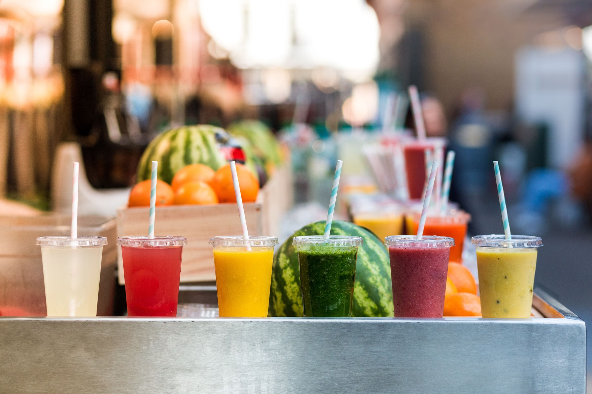Gros plan de smoothies de fruits frais et de jus d’affilée en vente sur le stand de marché végétarien