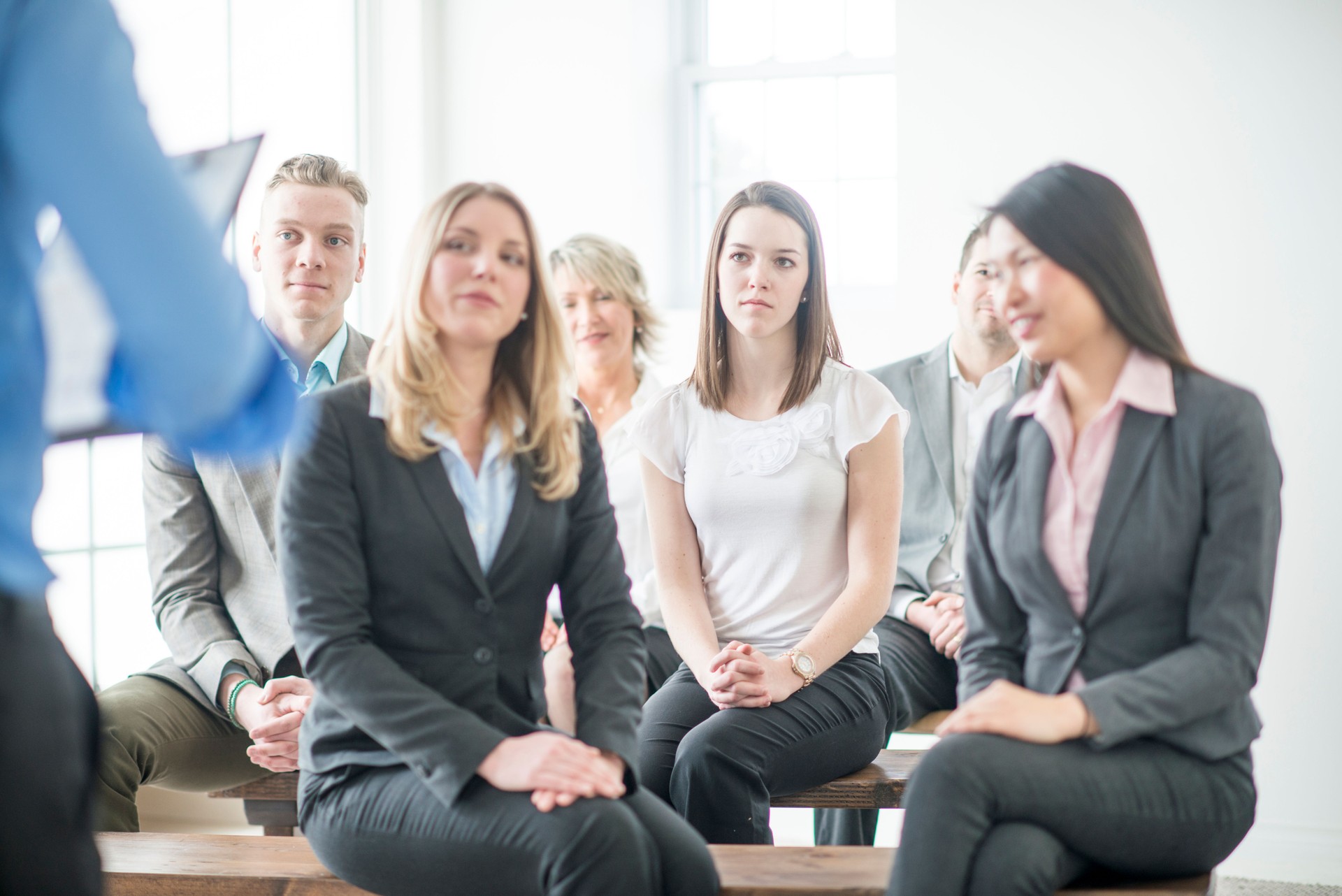 Professionnels des affaires à l’écoute d’une conférence